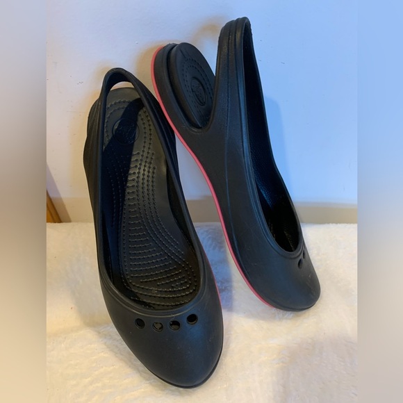 CROCS Shoes - Women’s Crocs tone skylar slingback Mary Jane style black & pink Size 8